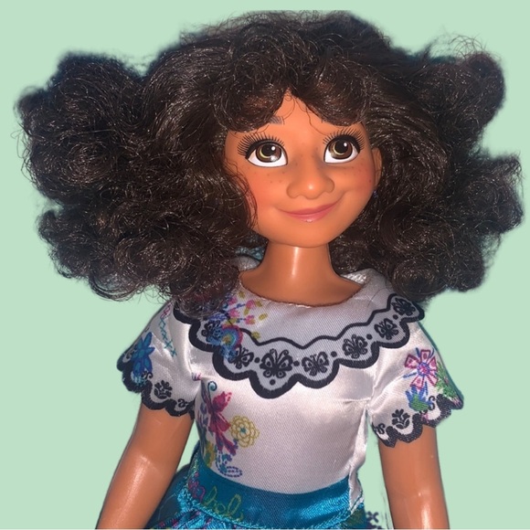 Encanto Disney Mirabel Doll & The Magic of Family Bag - Picture 2 of 7